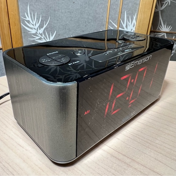 Emerson SmartSet Alarm Clock Radio with Bluetooth Speaker, USB Charging Port - Picture 4 of 16
